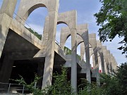 15 Dal sentiero vista sulle imponenti nuove strutture della Sanpellegrino Spa